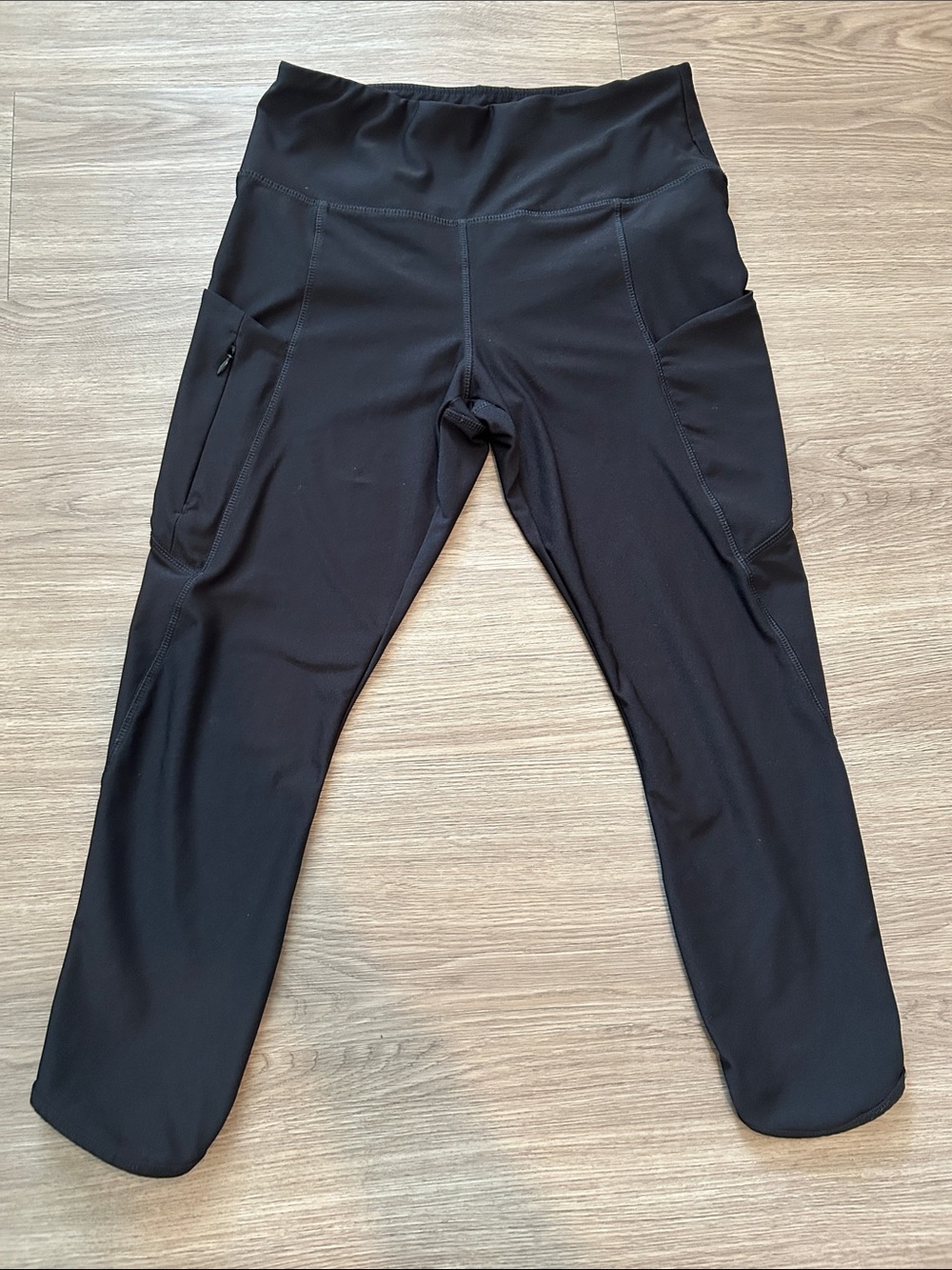 Vogo Athletica Black Athletic Capris Size Medium 2 Pockets and Zipper Pocket